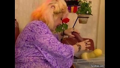 round grannie enjoys fisting and Fucknig
