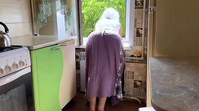 elder cougar with a big and stunning booty waited for anal invasion hook-up on the floor
