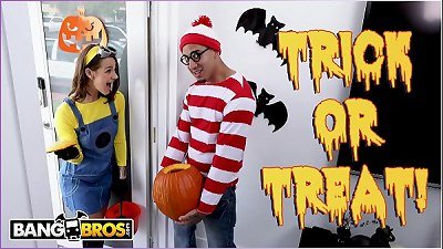 BANGBROS - Trick Or Treat, aroma Evelin Stone's Feet. Bruno Gives Her Something mischievous To Eat.