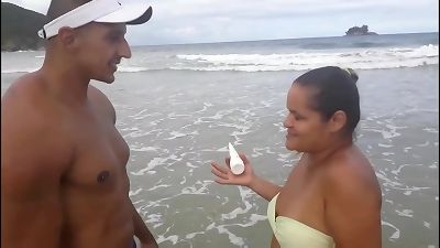 I encountered a warm doll on the beach and got along well. Paty butt